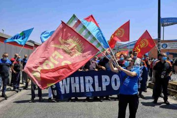 operai Whirlpool manifestano in via Argine contro piano b del 2 luglio